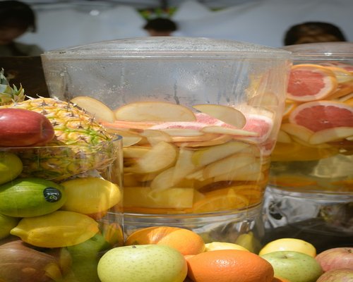 Segelas air putih dan buah potong